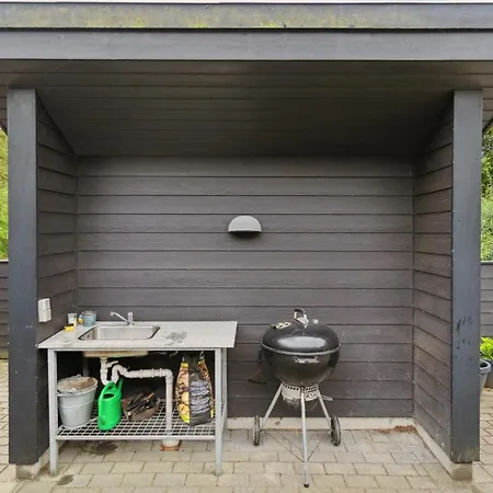 בית נופש Lovely In With Sauna *