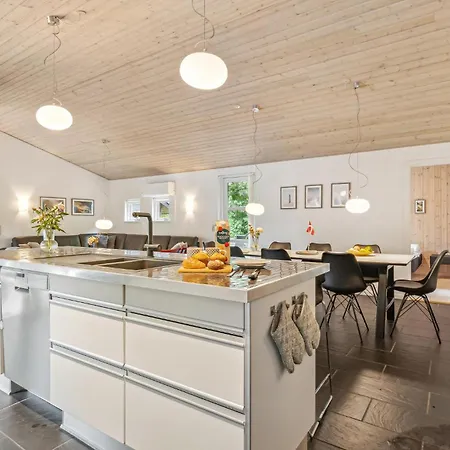 בית נופש Lovely In With Sauna *